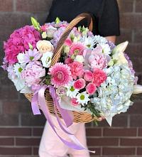 Цветочная композиция из Розы, Хризантемы, Пионы и Лизиантусы в корзине в Елово