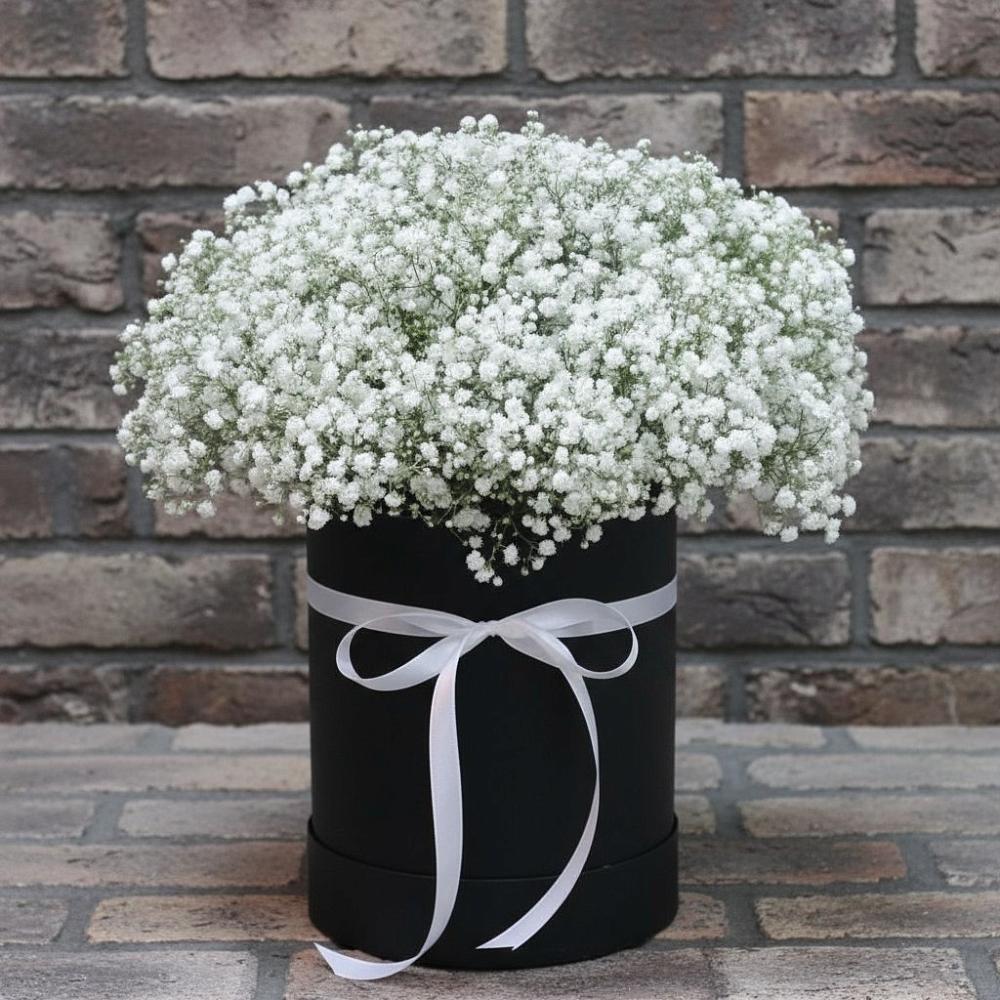 Цветочная композиция из Гипсофила в шляпной коробке в Елово