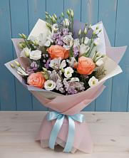 Букет цветов из:  Лизиантусы, Розы, Альстромерии и Гипсофила в Елово