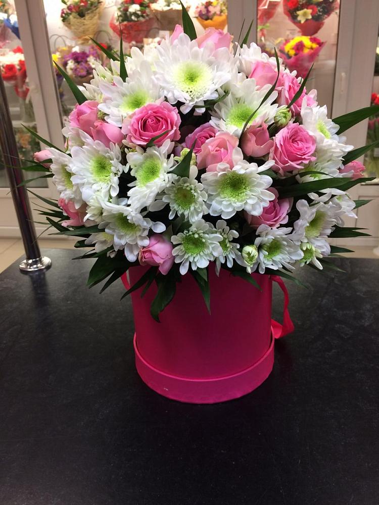 Цветочная композиция из Розы и Хризантемы в шляпной коробке в Елово