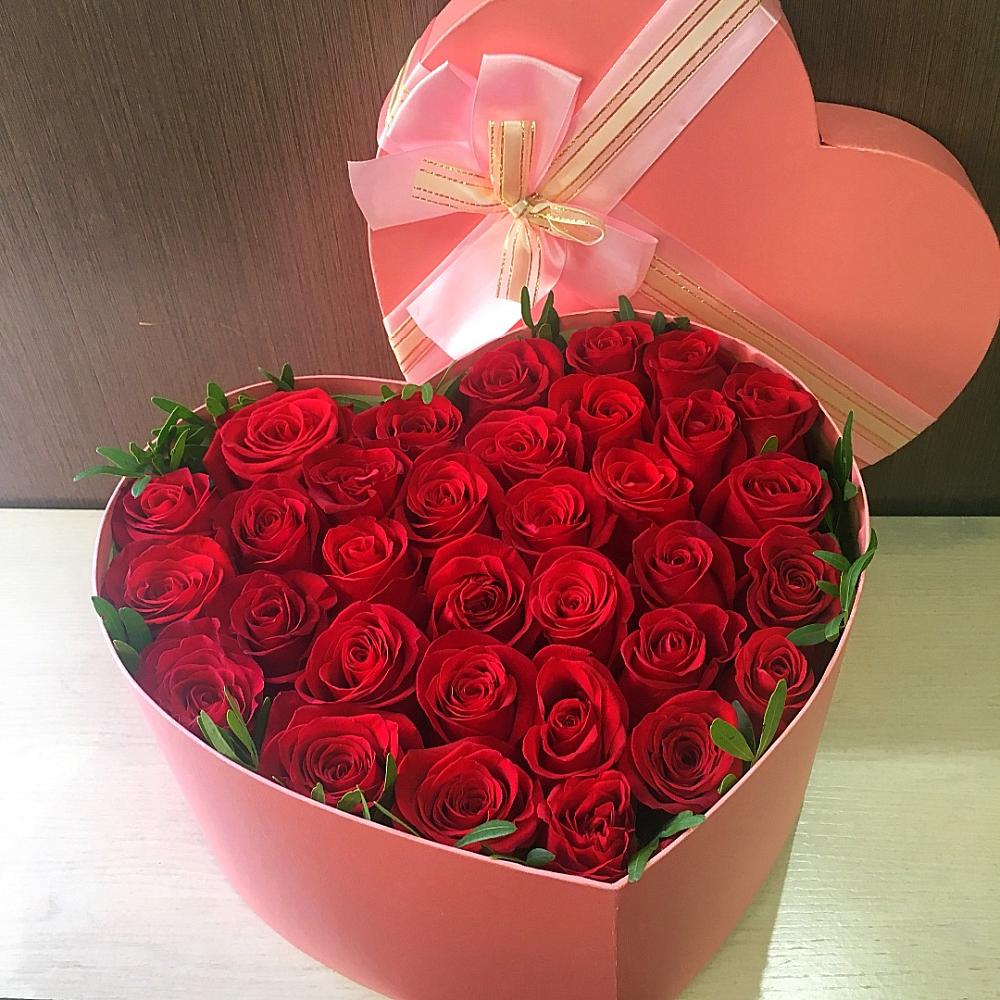 Цветочная композиция из Розы в коробке в виде сердца в Елово