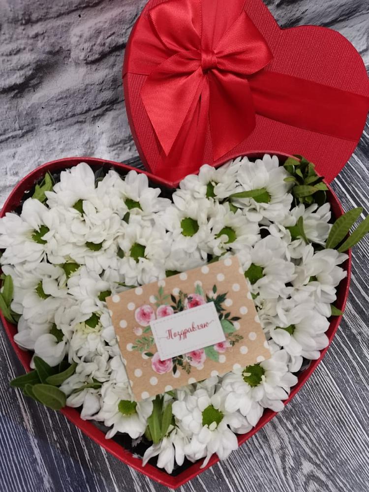 Цветочная композиция из Хризантемы в виде сердца в Елово