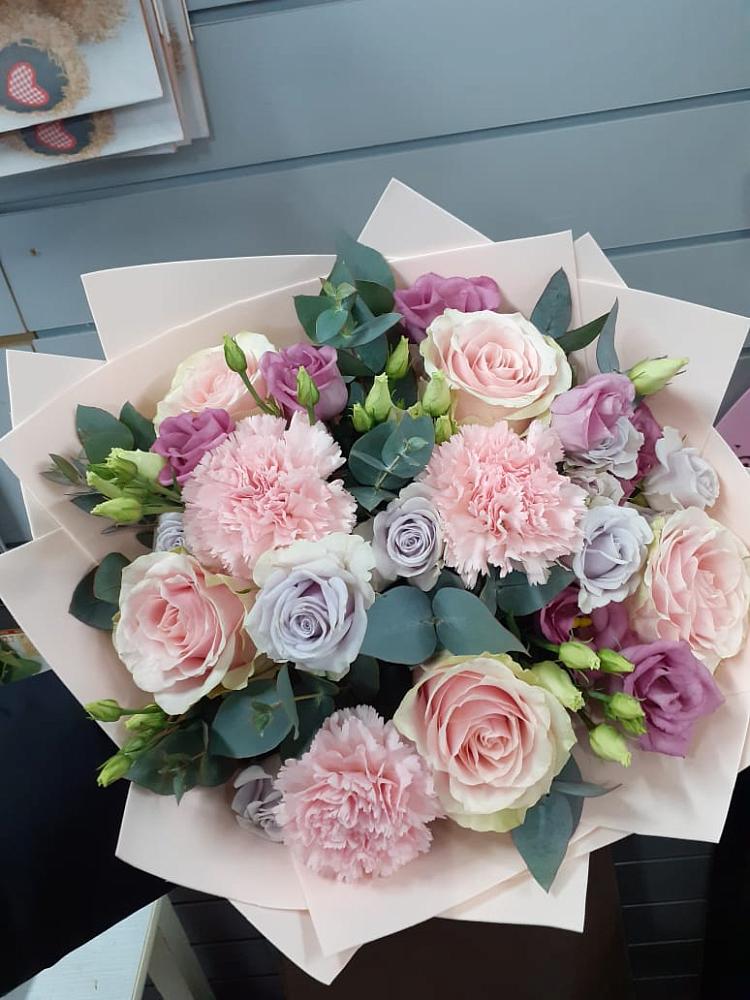 Букет цветов из: Розы, Гвоздики и Лизиантусы в Елово